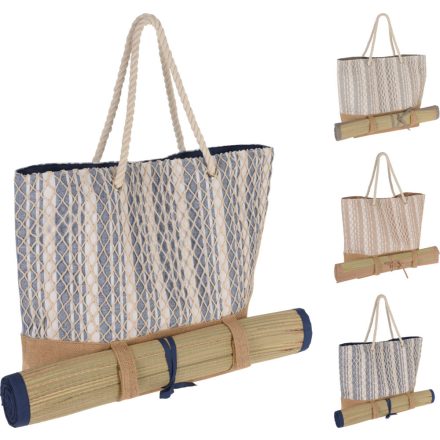 Strandtasche mit Strandmatte am Meer